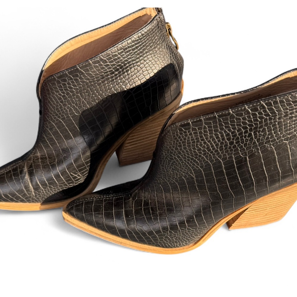 Elegant Black Crocodile Pattern Ankle Booties